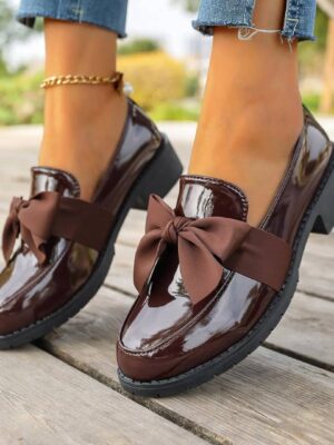 44B20434-7389-4181-A243-187E77ACAB1C Women's Patent Bow Accent Low-Heel Loafers